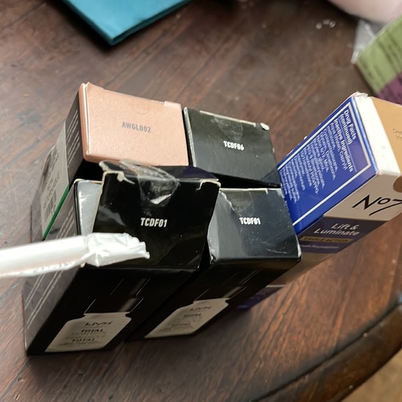 NYX Total Control Foundation 13ml- No 7 Lift Luminate Triple Action Serum 30ml - Picture 4 of 4